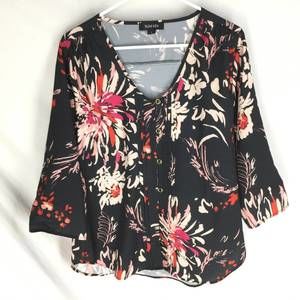 NEW YUMI KIM women's floral v-neck button up front 3/4 sleeve blouse in black